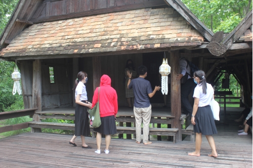 คณาจารย์และนักศึกษาคณะศึกษาศาสตร์ มหาวิทยาลัยฟาร์อีสเทอร์น เข้าทัศนศึกษาพิพิธภัณฑ์เรือนโบราณล้านนา มช.