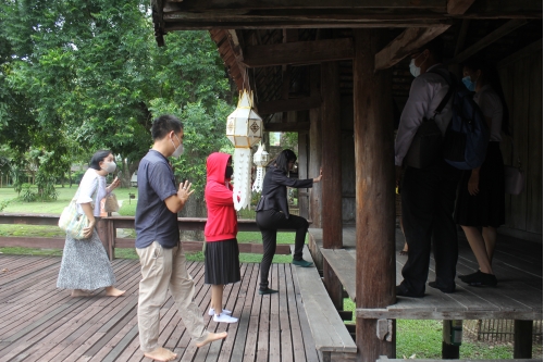 คณาจารย์และนักศึกษาคณะศึกษาศาสตร์ มหาวิทยาลัยฟาร์อีสเทอร์น เข้าทัศนศึกษาพิพิธภัณฑ์เรือนโบราณล้านนา มช.