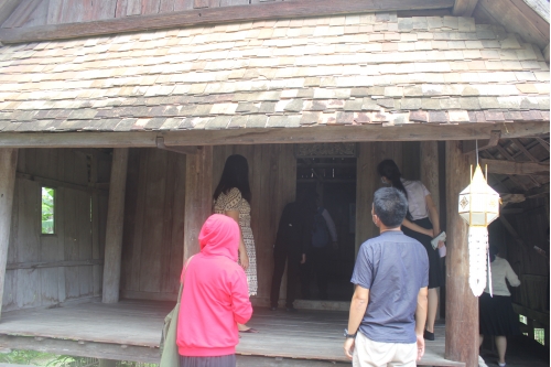 คณาจารย์และนักศึกษาคณะศึกษาศาสตร์ มหาวิทยาลัยฟาร์อีสเทอร์น เข้าทัศนศึกษาพิพิธภัณฑ์เรือนโบราณล้านนา มช.