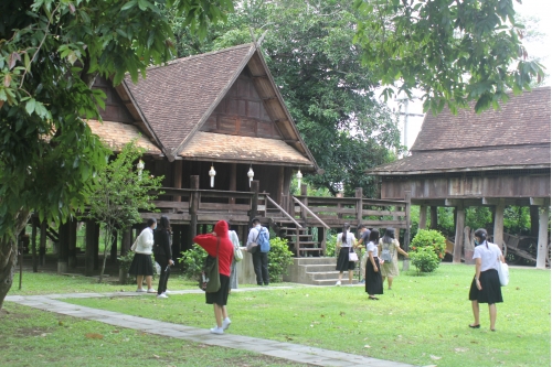 คณาจารย์และนักศึกษาคณะศึกษาศาสตร์ มหาวิทยาลัยฟาร์อีสเทอร์น เข้าทัศนศึกษาพิพิธภัณฑ์เรือนโบราณล้านนา มช.