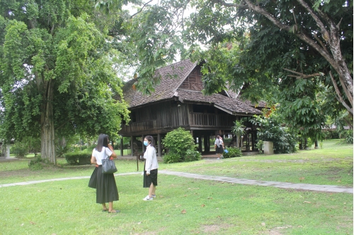 คณาจารย์และนักศึกษาคณะศึกษาศาสตร์ มหาวิทยาลัยฟาร์อีสเทอร์น เข้าทัศนศึกษาพิพิธภัณฑ์เรือนโบราณล้านนา มช.