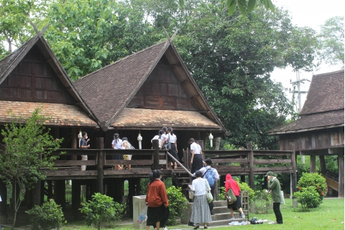 คณาจารย์และนักศึกษาคณะศึกษาศาสตร์ มหาวิทยาลัยฟาร์อีสเทอร์น เข้าทัศนศึกษาพิพิธภัณฑ์เรือนโบราณล้านนา มช.