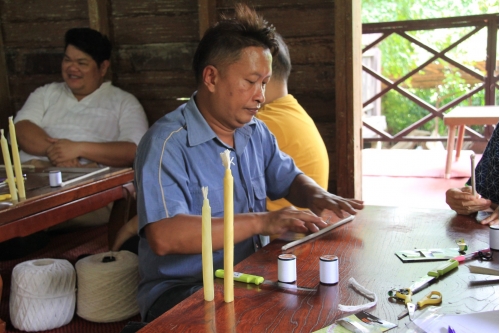 อบรมหลักสูตรระยะสั้นการทำเทียนในพิธีกรรม (การทำเทียนโบราณล้านนา) 