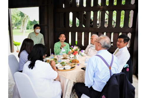 ให้การต้อนรับคณะกรรมการมูลนิธิจุมภฏ-พันธุ์ทิพย์