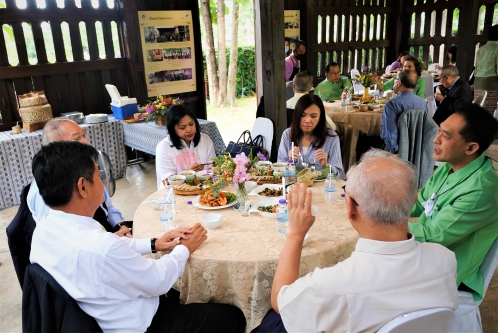 ให้การต้อนรับคณะกรรมการมูลนิธิจุมภฏ-พันธุ์ทิพย์