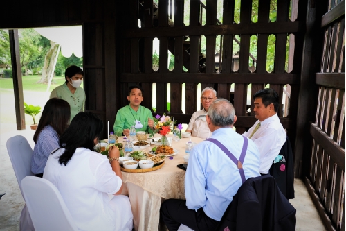 ให้การต้อนรับคณะกรรมการมูลนิธิจุมภฏ-พันธุ์ทิพย์