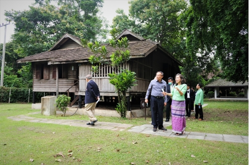 ให้การต้อนรับคณะกรรมการมูลนิธิจุมภฏ-พันธุ์ทิพย์