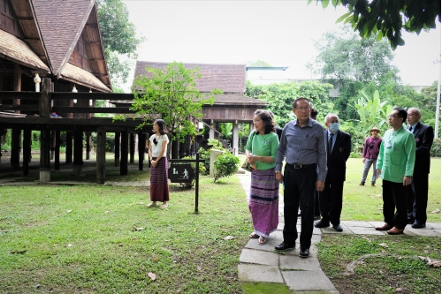 ให้การต้อนรับคณะกรรมการมูลนิธิจุมภฏ-พันธุ์ทิพย์