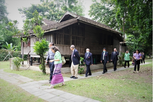 ให้การต้อนรับคณะกรรมการมูลนิธิจุมภฏ-พันธุ์ทิพย์