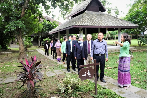 ให้การต้อนรับคณะกรรมการมูลนิธิจุมภฏ-พันธุ์ทิพย์