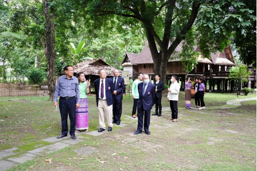 ให้การต้อนรับคณะกรรมการมูลนิธิจุมภฏ-พันธุ์ทิพย์