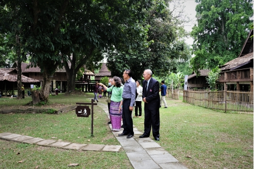 ให้การต้อนรับคณะกรรมการมูลนิธิจุมภฏ-พันธุ์ทิพย์