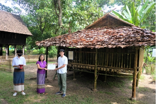 พิธีมอบใบรับรองการอบรมความรู้งานไม้ 