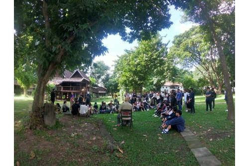 คณาจารย์และนักศึกษาคณะสถาปัตยกรรมศาสตร์ สถาบันเทคโนโลยีพระจอมเกล้าเจ้าคุณทหารลาดกระบัง  เข้าทัศนศึกษาพิพิธภัณฑ์เรือนโบราณล้านนา มช.