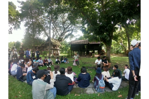 คณาจารย์และนักศึกษาคณะสถาปัตยกรรมศาสตร์ สถาบันเทคโนโลยีพระจอมเกล้าเจ้าคุณทหารลาดกระบัง  เข้าทัศนศึกษาพิพิธภัณฑ์เรือนโบราณล้านนา มช.