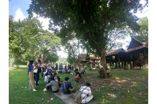 คณาจารย์และนักศึกษาคณะสถาปัตยกรรมศาสตร์ สถาบันเทคโนโลยีพระจอมเกล้าเจ้าคุณทหารลาดกระบัง  เข้าทัศนศึกษาพิพิธภัณฑ์เรือนโบราณล้านนา มช.