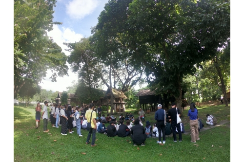 คณาจารย์และนักศึกษาคณะสถาปัตยกรรมศาสตร์ สถาบันเทคโนโลยีพระจอมเกล้าเจ้าคุณทหารลาดกระบัง  เข้าทัศนศึกษาพิพิธภัณฑ์เรือนโบราณล้านนา มช.