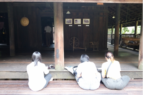 คณาจารย์และนักศึกษาคณะสถาปัตยกรรมศาสตร์ สถาบันเทคโนโลยีพระจอมเกล้าเจ้าคุณทหารลาดกระบัง  เข้าทัศนศึกษาพิพิธภัณฑ์เรือนโบราณล้านนา มช.