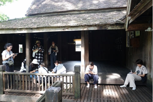 คณาจารย์และนักศึกษาคณะสถาปัตยกรรมศาสตร์ สถาบันเทคโนโลยีพระจอมเกล้าเจ้าคุณทหารลาดกระบัง  เข้าทัศนศึกษาพิพิธภัณฑ์เรือนโบราณล้านนา มช.