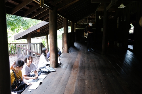 คณาจารย์และนักศึกษาคณะสถาปัตยกรรมศาสตร์ สถาบันเทคโนโลยีพระจอมเกล้าเจ้าคุณทหารลาดกระบัง  เข้าทัศนศึกษาพิพิธภัณฑ์เรือนโบราณล้านนา มช.