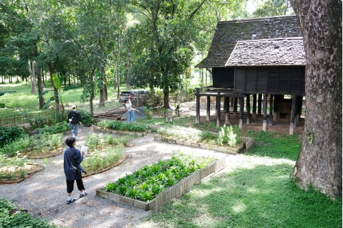 คณาจารย์และนักศึกษาคณะสถาปัตยกรรมศาสตร์ สถาบันเทคโนโลยีพระจอมเกล้าเจ้าคุณทหารลาดกระบัง  เข้าทัศนศึกษาพิพิธภัณฑ์เรือนโบราณล้านนา มช.