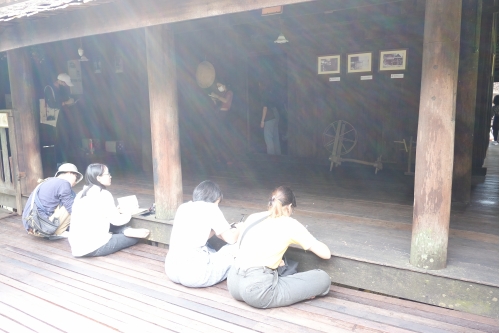 คณาจารย์และนักศึกษาคณะสถาปัตยกรรมศาสตร์ สถาบันเทคโนโลยีพระจอมเกล้าเจ้าคุณทหารลาดกระบัง  เข้าทัศนศึกษาพิพิธภัณฑ์เรือนโบราณล้านนา มช.