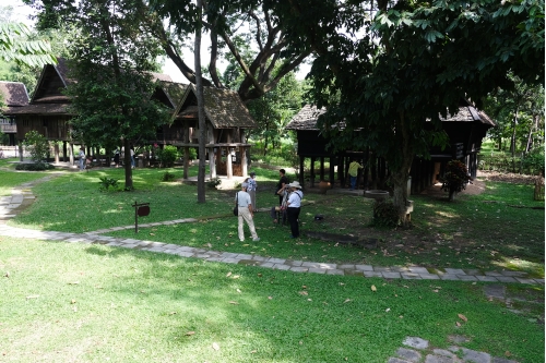 คณาจารย์และนักศึกษาคณะสถาปัตยกรรมศาสตร์ สถาบันเทคโนโลยีพระจอมเกล้าเจ้าคุณทหารลาดกระบัง  เข้าทัศนศึกษาพิพิธภัณฑ์เรือนโบราณล้านนา มช.