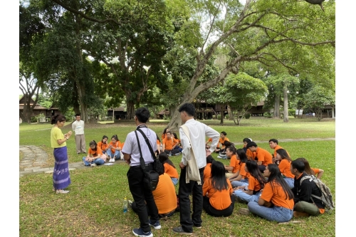 นักศึกษาคณะมนุษยศาสตร์และสังคมศาสตร์ มหาวิทยาลัยราชภัฏเชียงใหม่ ศึกษาดูงานพิพิธภัณฑ์เรือนโบราณล้านนา มช.