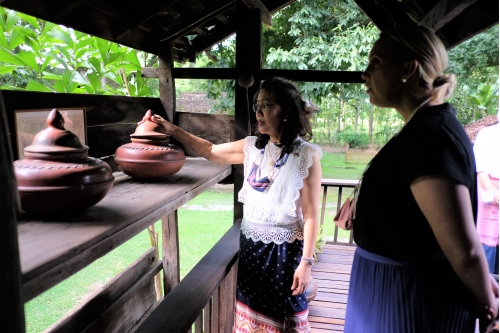 ให้การต้อนรับคุณ Lydia Barraza ผู้ช่วยทูตฝ่ายวัฒนธรรมและการศึกษา สถานเอกอัครราชทูตสหรัฐอเมริกาประจำประเทศไทย