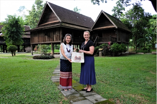 ให้การต้อนรับคุณ Lydia Barraza ผู้ช่วยทูตฝ่ายวัฒนธรรมและการศึกษา สถานเอกอัครราชทูตสหรัฐอเมริกาประจำประเทศไทย