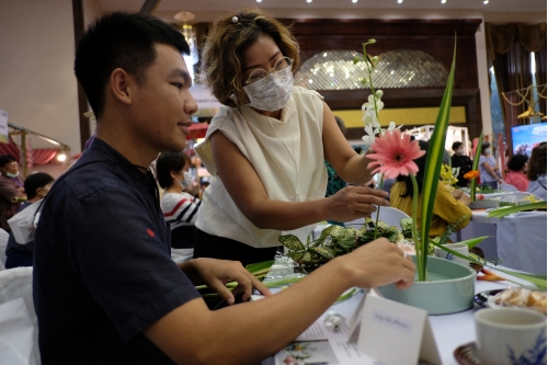 ร่วมเยี่ยมชมบูธสถานกงสุลใหญ่ญี่ปุ่น ณ นครเชียงใหม่ และร่วมกิจกรรม Ikebana Workshop การสาธิตและการอบรมเชิงปฏิบัติการการจัดดอกไม้แบบญี่ปุ่น ในงาน Lanna Expo2020