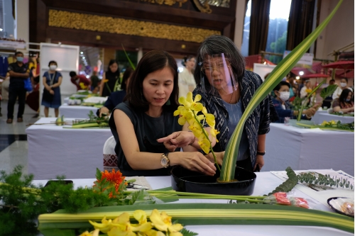 ร่วมเยี่ยมชมบูธสถานกงสุลใหญ่ญี่ปุ่น ณ นครเชียงใหม่ และร่วมกิจกรรม Ikebana Workshop การสาธิตและการอบรมเชิงปฏิบัติการการจัดดอกไม้แบบญี่ปุ่น ในงาน Lanna Expo2020