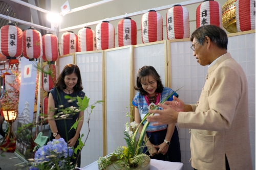 ร่วมเยี่ยมชมบูธสถานกงสุลใหญ่ญี่ปุ่น ณ นครเชียงใหม่ และร่วมกิจกรรม Ikebana Workshop การสาธิตและการอบรมเชิงปฏิบัติการการจัดดอกไม้แบบญี่ปุ่น ในงาน Lanna Expo2020