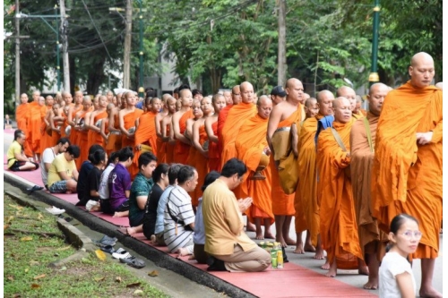 ประเพณีตักบาตรเทโว