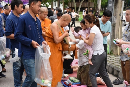 ประเพณีตักบาตรเทโว