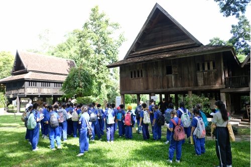 คณะครูและนักเรียนโรงเรียนปรินส์รอยแยลส์วิทยาลัย เข้าทัศนศึกษาและทำกิจกรรมด้านศิลปวัฒนธรรม ณ พิพิธภัณฑ์เรือนโบราณล้านนา มช. 