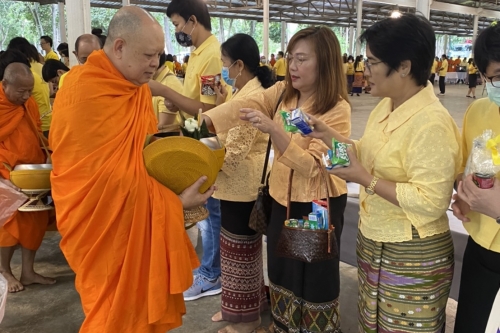 ร่วมพิธีทำบุญตักบาตรพระสงฆ์ 89 รูป เพื่อถวายเป็นพระราชกุศล เนื่องในวันคล้ายวันสวรรคตพระบาทสมเด็จพระบรมชนกาธิเบศร มหาภูมิพลอดุลยเดชมหาราช บรมนาถบพิตร