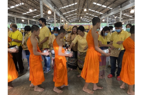 ร่วมพิธีทำบุญตักบาตรพระสงฆ์ 89 รูป เพื่อถวายเป็นพระราชกุศล เนื่องในวันคล้ายวันสวรรคตพระบาทสมเด็จพระบรมชนกาธิเบศร มหาภูมิพลอดุลยเดชมหาราช บรมนาถบพิตร