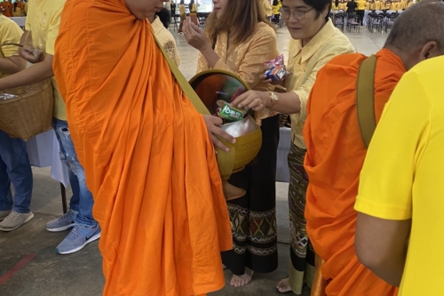 ร่วมพิธีทำบุญตักบาตรพระสงฆ์ 89 รูป เพื่อถวายเป็นพระราชกุศล เนื่องในวันคล้ายวันสวรรคตพระบาทสมเด็จพระบรมชนกาธิเบศร มหาภูมิพลอดุลยเดชมหาราช บรมนาถบพิตร