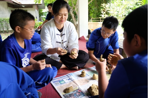 คณะครูและนักเรียนจากโรงเรียนปรินส์รอยแยลส์วิทยาลัย เข้าทัศนศึกษาพิพิธภัณฑ์เรือนโบราณล้านนา มช.