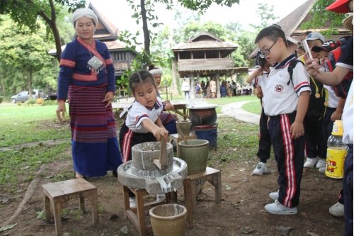 ข้าวเเคบ