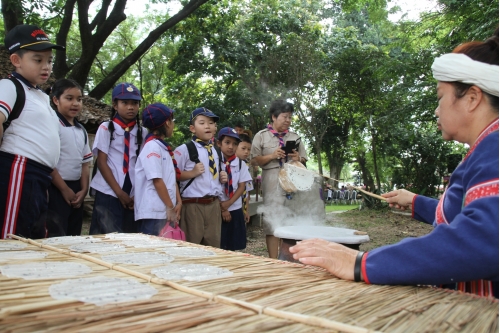 ข้าวเเคบ