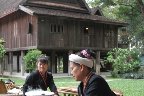 ข้าวเเคบ