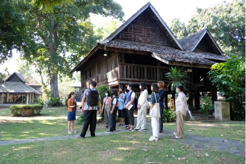 คณะสถาปัตยกรรมศาสตร์ มหาวิทยาลัยเชียงใหม่ เข้าทัศนศึกษาพิพิธภัณฑ์เรือนโบราณล้านนา มช. เรียนรู้รูปแบบเรือนพื้นถิ่นภาคเหนือ 