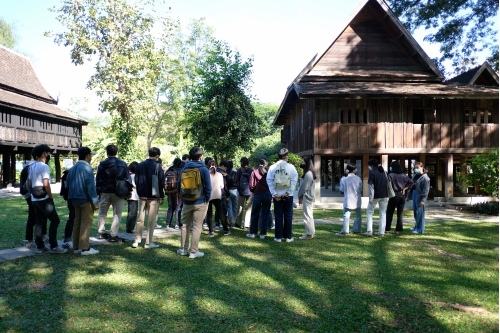 คณาจารย์และนักศึกษาจากมหาวิทยาลัยเทคโนโลยีราชมงคลล้านนา เข้าทัศนศึกษาพิพิธภัณฑ์เรือนโบราณล้านนา มช.