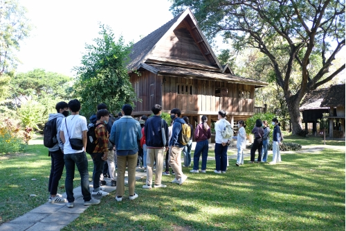 คณาจารย์และนักศึกษาจากมหาวิทยาลัยเทคโนโลยีราชมงคลล้านนา เข้าทัศนศึกษาพิพิธภัณฑ์เรือนโบราณล้านนา มช.
