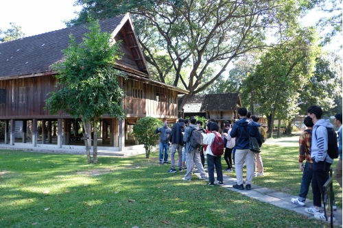 คณาจารย์และนักศึกษาจากมหาวิทยาลัยเทคโนโลยีราชมงคลล้านนา เข้าทัศนศึกษาพิพิธภัณฑ์เรือนโบราณล้านนา มช.