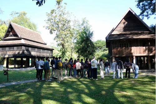 คณาจารย์และนักศึกษาจากมหาวิทยาลัยเทคโนโลยีราชมงคลล้านนา เข้าทัศนศึกษาพิพิธภัณฑ์เรือนโบราณล้านนา มช.