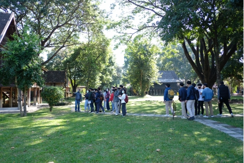 คณาจารย์และนักศึกษาจากมหาวิทยาลัยเทคโนโลยีราชมงคลล้านนา เข้าทัศนศึกษาพิพิธภัณฑ์เรือนโบราณล้านนา มช.