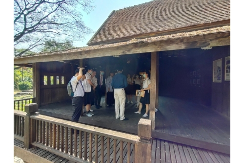 สถาบันภาษา มช. นำนักศึกษาต่างชาติเข้าศึกษาดูงานพิพิธภัณฑ์เรือนโบราณล้านนา มช.